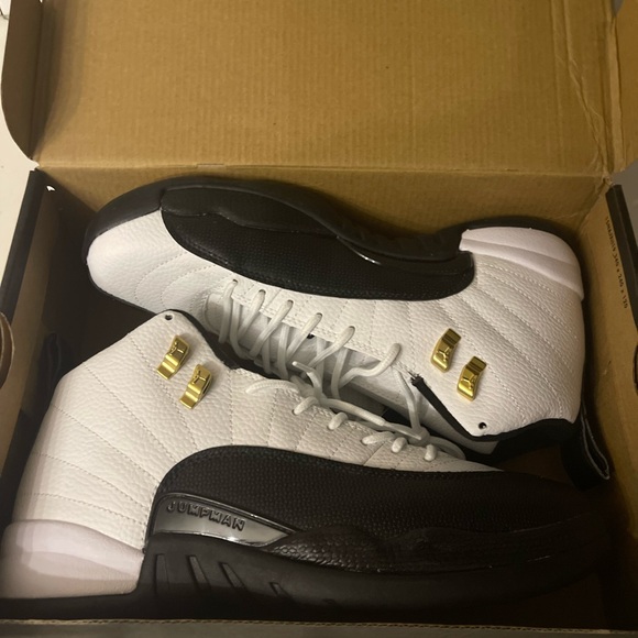 Men’s Jordan Retro 12 Taxi Size 10. - Picture 2 of 8